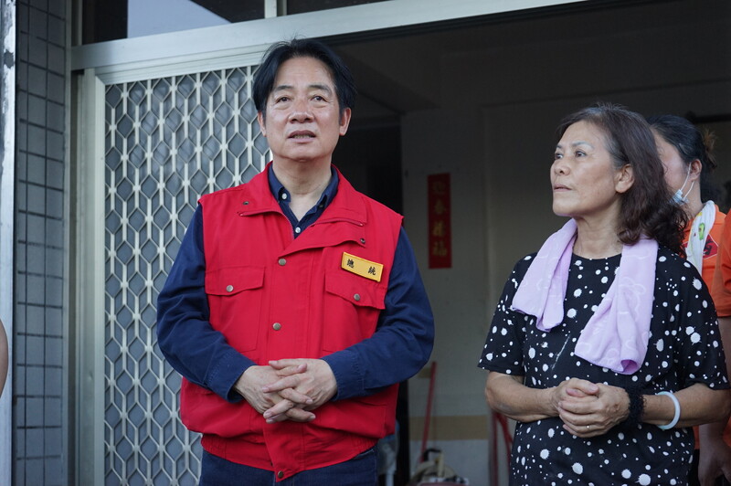 花蓮馬太鞍溪堰塞湖溢流釀災，總統賴清德（左）5日再度前往光復鄉視察災後重建進度，並當場宣布中央加碼受災戶每戶新台幣20萬元的房屋修繕重建費用。