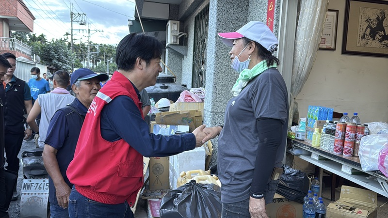 總統賴清德（前左）5日現身花蓮縣光復鄉佛祖街一帶關心當地災後復原情形，與民眾握手致意、為他們打氣，展現親和力。