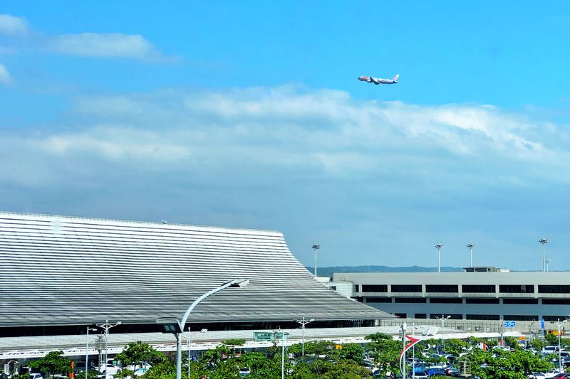 韓國人中秋連假海外觀光地點，台灣高居第2名。圖為班機飛越桃園機場上空。

