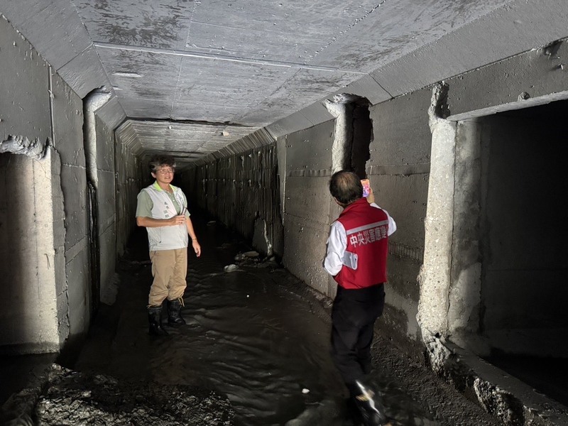 針對花蓮縣長徐榛蔚指光復鄉下水道已經失效須重做，中央災害前進協調所副指揮官李孟諺(右)6日說明，自己實地勘察結果，光復鄉排入光復溪的3公尺寬A幹線沒有回淤，還能發揮效用。資料照片（中央災害前進協調所提供）