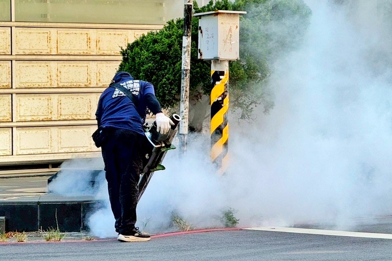 桃園市政府環保局長顏己喨表示，本土登革熱疫情現蹤，環保局第一道防線鎖定確診個案周圍200公尺熱區，環保局即刻動員消毒車與人員進行化學噴藥防治。（桃園市政府環保局提供）
