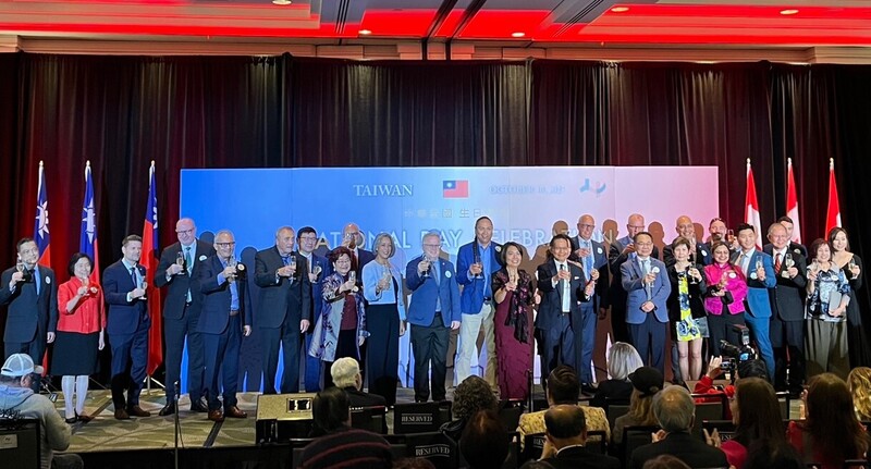 加拿大政商學僑界等近400位貴賓，共同舉杯慶祝中華民國生日快樂。
