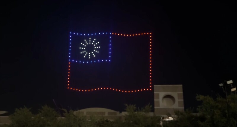 美國亞利桑那州鳳凰城市舉行雙十國慶活動，台積電贊助的150架無人機在夜空點亮中華民國國旗。（駐洛杉磯辦事處提供）
