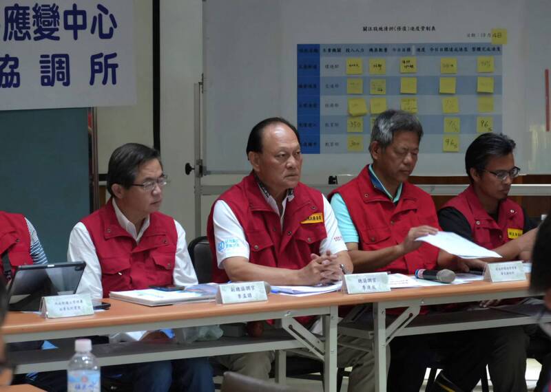 中央災害應變中心前進協調所6日記者會，總協調官季連成（右3）說明4項救災重點，包含將花蓮鳳林鎮
列為重要救援區。