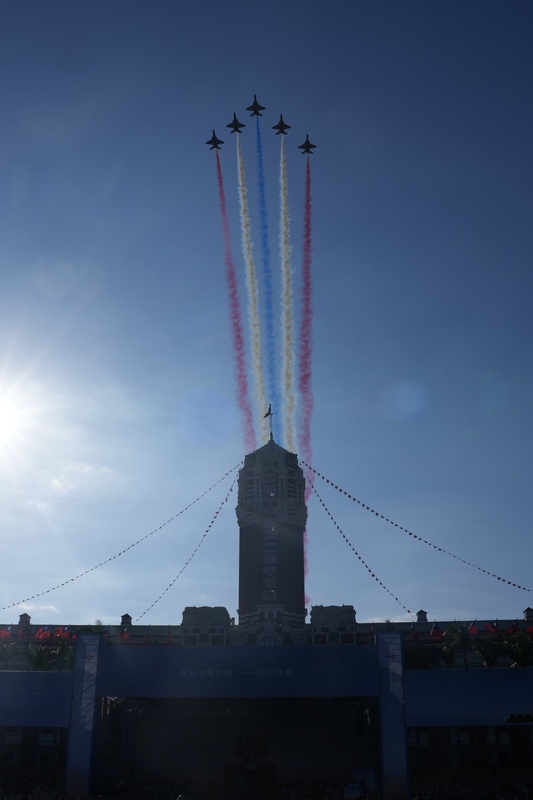 中華民國114年國慶大會6日下午順利完成預演，在唱國歌時，CH-47SD契努克運輸直升機吊掛著巨幅國旗通過觀禮台，最後則由空軍雷虎小組駕駛勇鷹高教機，噴著彩煙低空通過觀禮台上方作結，預祝中華民國生日快樂。資料照。(圖:中央社)