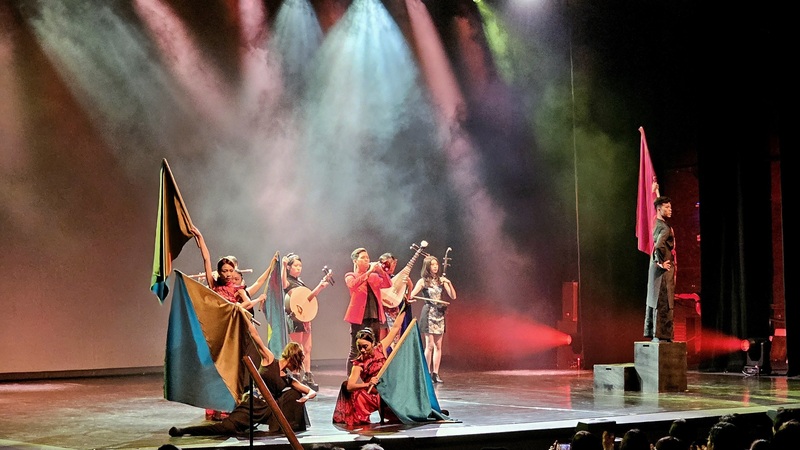 「當代樂坊」國慶文化訪問團赴阿根廷，在曲目「東方傳奇」演出中，舞者以舞蹈呈現關羽征戰沙場的英勇，並以嗩吶、琵琶、二胡、大阮、竹笛交織豐富情感張力，成為觀眾最印象深刻的橋段，也展現跨文化魅力。
