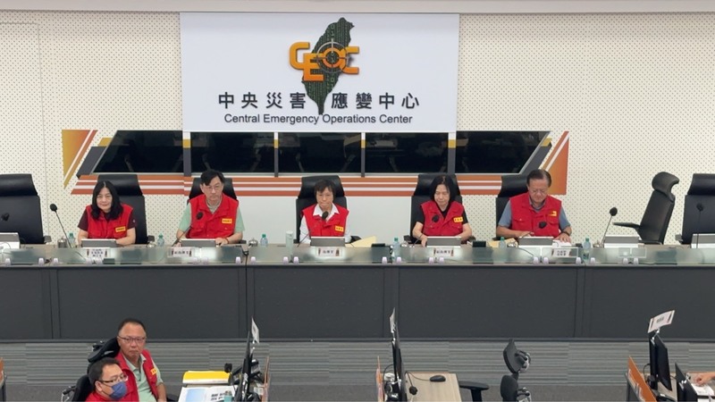 花蓮馬太鞍溪堰塞湖專案中央災害應變中心6日晚間召開工作會議，由指揮官、內政部長劉世芳(後中)
主持。（中央災害應變中心提供）
