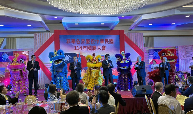 菲律賓僑界6日舉行中華民國114年國慶晚會，席開近60桌，由菲華僑聯協會會長馮永恩（台上中）擔任主席，駐菲代表周民淦（台上左2）也出席同慶。