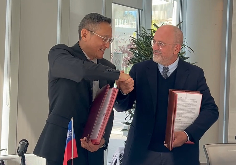 駐義代表蔡允中（左）6日與羅馬第三大學校長費歐魯奇（右）舉行簽約儀式，在該校設立台灣研究講座。
