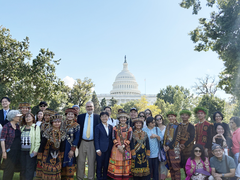 屏東來義高中師生6日一身傳統族服，以華府國會山莊為背景，悠揚詮釋排灣族的情感及對萬物的敬重。