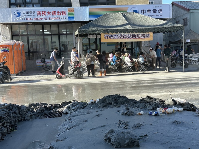 花蓮馬太鞍溪堰塞湖釀災，行政院7日啟動發放災後慰助金及一站式服務平台；圖為一早設置在光復鄉中華電信公司的災後慰助服務站就有民眾排隊等候。