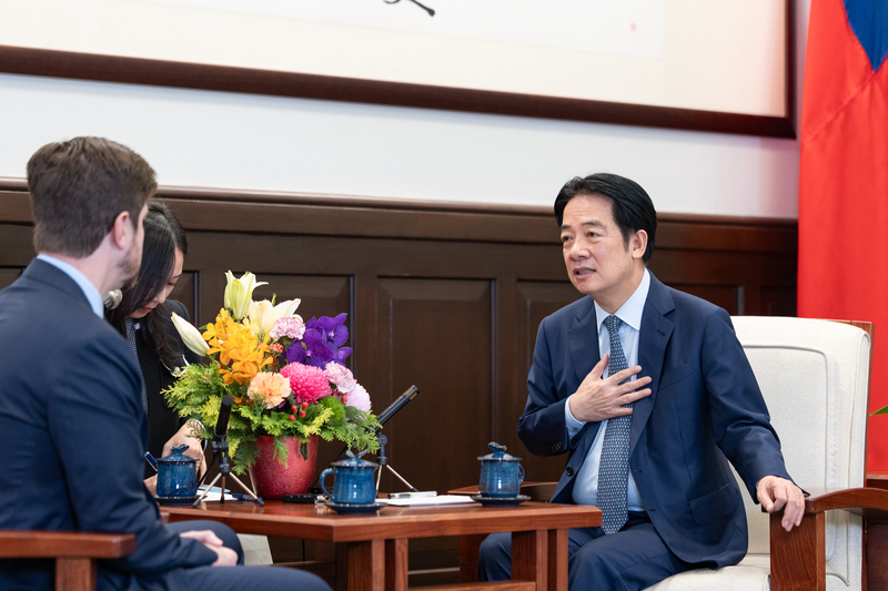 總統賴清德（右）接受美國廣播節目專訪。（總統府提供）
