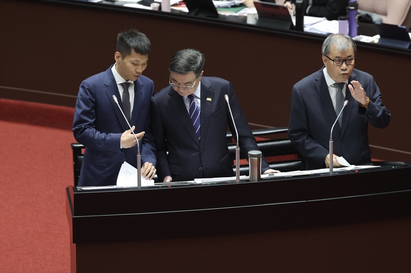運動部長李洋(左)7日首度在立法院總質詢中備詢。圖為李洋與行政院長卓榮泰(中)交換意見。右
為教育部長鄭英耀。