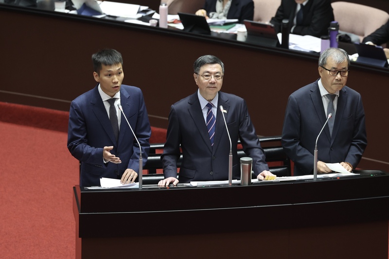 運動部9月9日正式掛牌成立，運動部長李洋（左）7日首度在立法院總質詢中與行政院長卓榮泰（中）、
教育部長鄭英耀（右）一同備詢。
