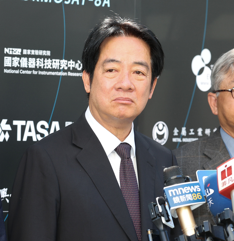 網紅「館長」陳之漢在網路直播時突喊斬首總統，引發爭議。總統賴清德7日受訪表示，台灣這個時候需要的是愛心、團結，而不是發表仇恨言論甚至訴諸暴力，這對國家沒有好處。
