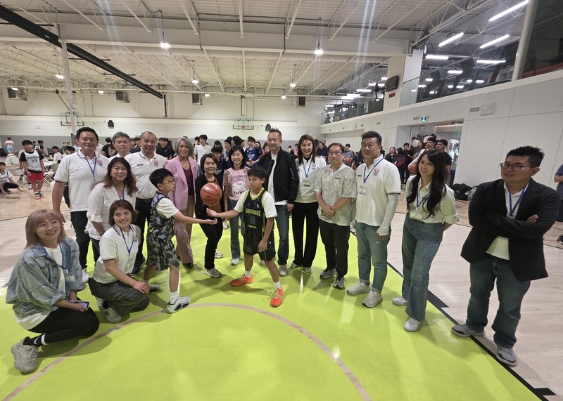 加拿大卑詩省台灣商會舉辦青少年籃球賽，百餘名跨族裔青少年參與，由駐溫哥華經濟文化辦事處處長劉立欣（正中穿黑衣者）舉行開球儀式。