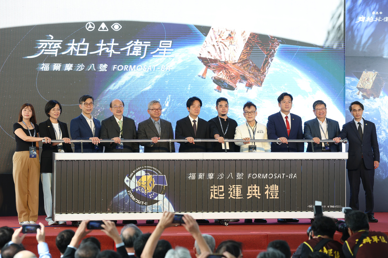 台灣自製「福衛八號」齊柏林衛星7日在國家太空中心舉行起運典禮，總統賴清德（中）、國科會主委吳誠文（左5）、民進黨立法院黨團總召柯建銘（左4）等人出席，一同啟動儀式。
