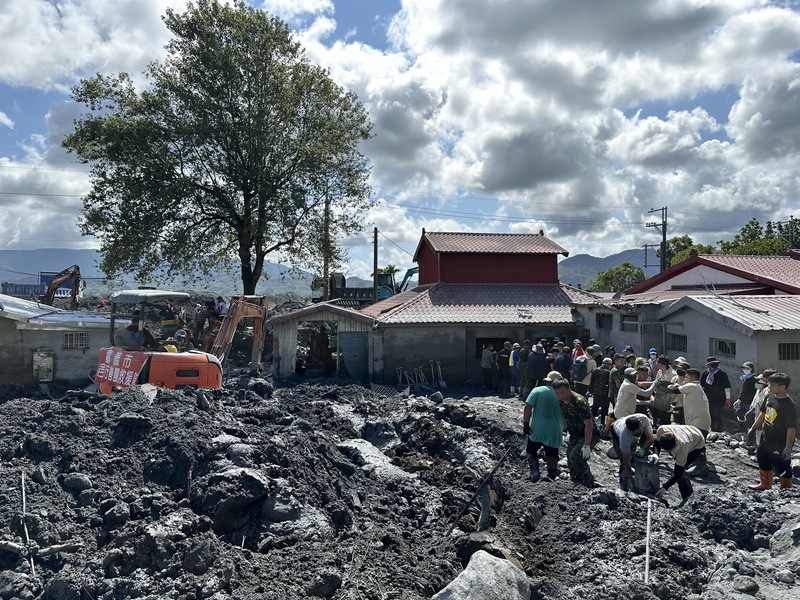 花蓮受洪災重創至今，台灣人同島一心，衛福部7日公布「0923花蓮馬太鞍溪堰塞湖災害專案募款」累計湧入破10億元善款，其中百萬以上捐款將近90筆。圖為佛祖街重災區志工清淤狀況。 (圖：中央社)