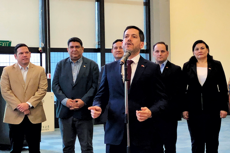 巴拉圭眾議院議長拉托雷（Raul Latorre）（前）7日下午率團抵台訪問，拉托雷在桃園國際機場發表談話時表示，代表團來到台灣是珍視雙方友誼並參加雙十國慶，讚揚台灣的主權和自主性，巴拉圭將在全世界所有民主的戰場上捍衛它。 (圖：中央社)