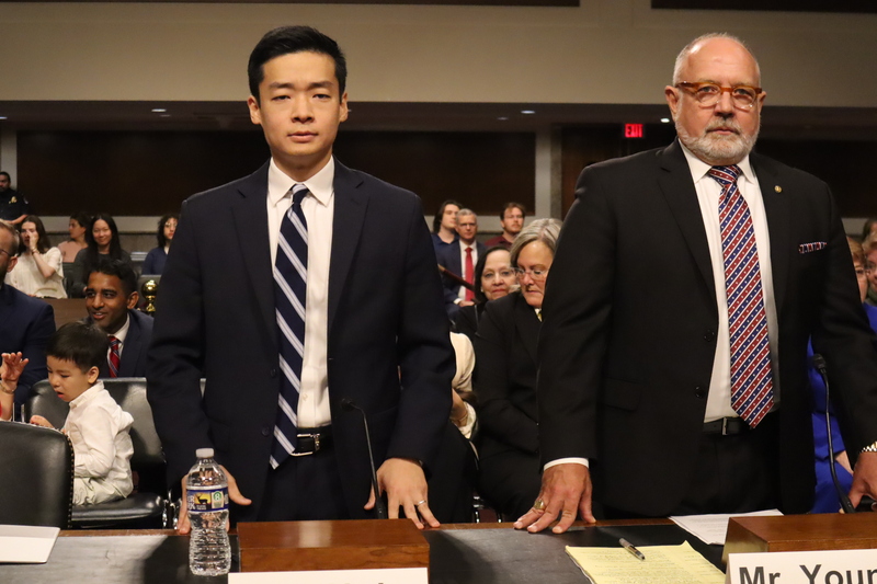 美國國防部印太安全助理部長提名人約翰．盧
（左）