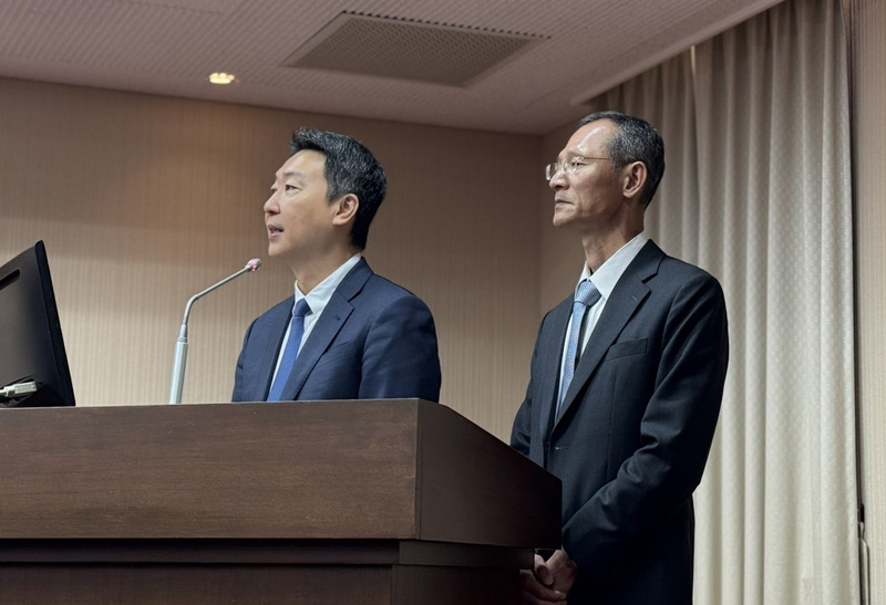 立法院交通委員會8日邀請交通部長陳世凱（左）列席報告業務概況，並備質詢。
