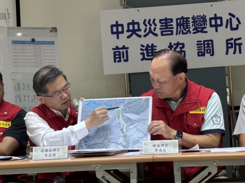 前進協調所副總協調官李孟諺(左)表示，開放所有志工納公費保險，不限政府派工，預計提供到前進協調所退場後截止。