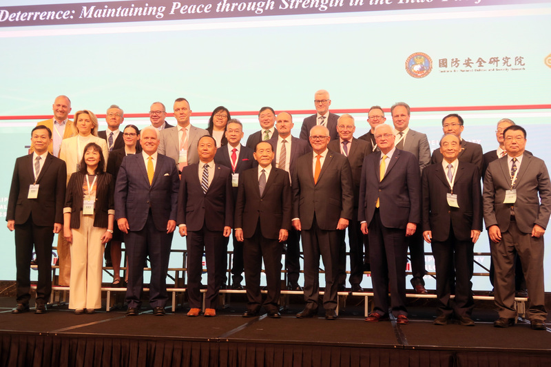 國防院8日舉行「2025台北安全對話」，國防院董事長霍守業（前排中）、國防部副部長柏鴻輝（前排左
4）與澳洲前總理莫里森（前排右4）等人合影。