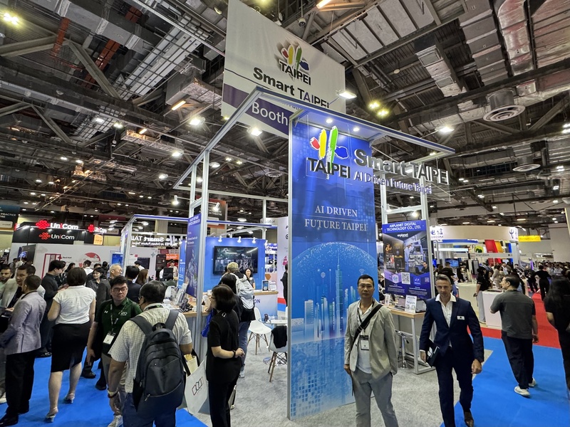 2025年新加坡科技週（Tech Week Singapore）8日在濱海灣金沙會展中心登場。台北市政府產業發展局攜手多家企業設立主題館。