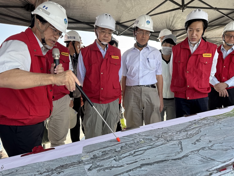 行政院長卓榮泰（前排左2）8日前往花蓮光復災區，視察馬太鞍溪堤防工程。