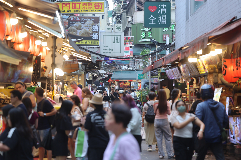 主計總處8日發布9月消費者物價指數(CPI)年增率為1.25%，不只連續5個月低於2%的通膨警戒線，更創下110年4月以來、4年半最低水準。圖為台北市西門町商圈小吃攤人潮。