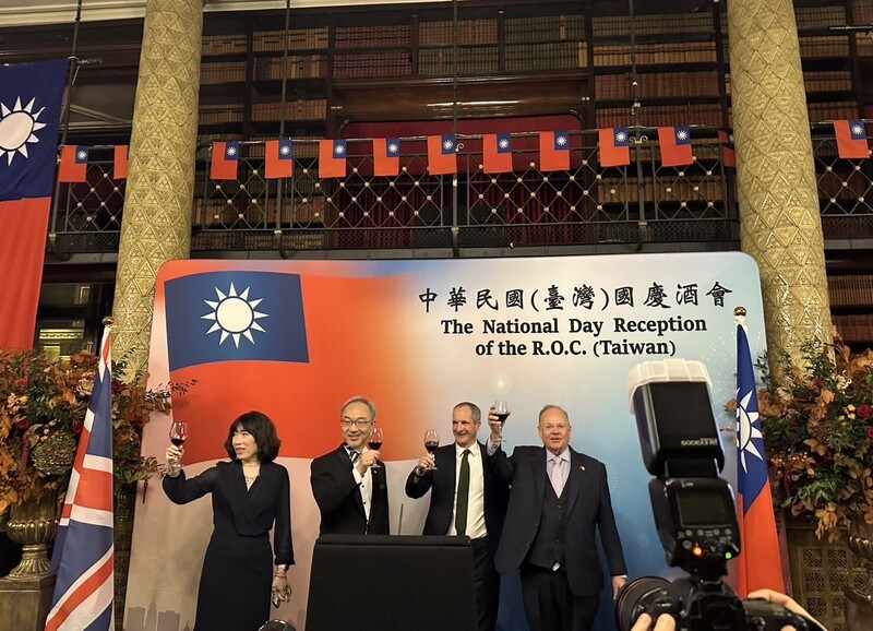 駐英國代表處7日晚間在倫敦舉行國慶酒會，英國國
會上議院議員里納德男爵（右1）與貝特爾男爵（右
2）應邀致詞，駐英國代表姚金祥（左2）及副代表江
雅綺（左1）與現場來賓一同舉杯慶賀。
（駐英國代表處提供）