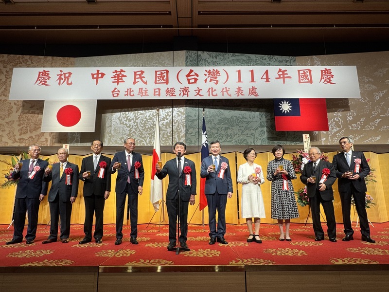 駐日代表處8日在東京舉辦國慶酒會，現場嘉賓雲集。日本中華聯合總會會長羅鴻健（中）帶領舉杯，左起駐日副代表蔡明耀、全日本台灣連合會長趙中正、日本台灣交流協會會長隅修三、日華懇會長古屋圭司、羅鴻健、駐日代表李逸洋與夫人、安倍昭惠、東京國際大學理事長‧總長倉田信靖、駐日副代表周學佑。
