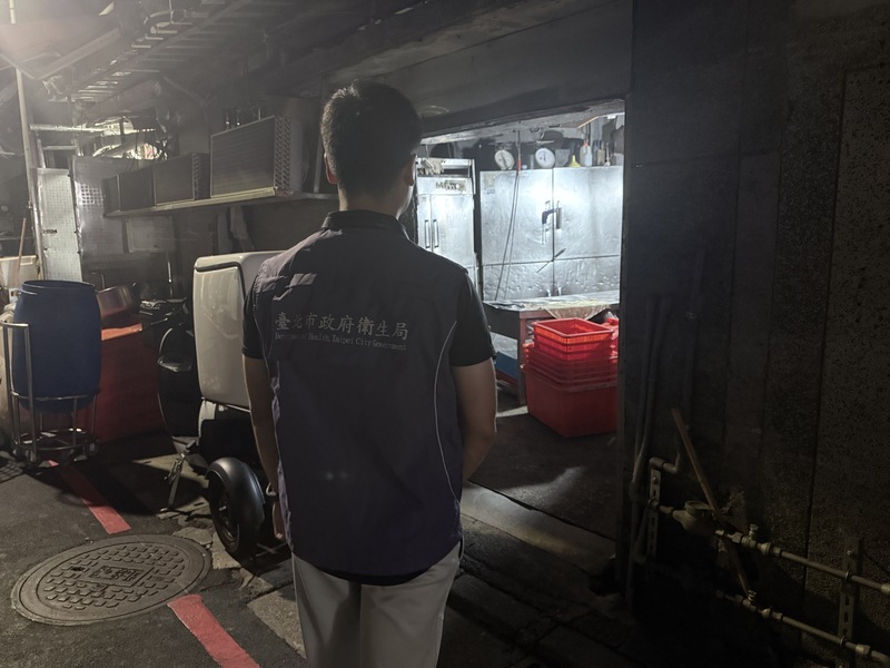 百威食品黑心豬腸流竄。圖為台北市衛生局稽查中盤商。（台北市衛生局提供）