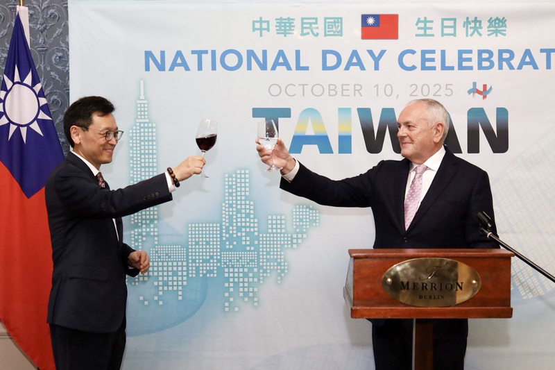 駐愛爾蘭代表處7日舉行國慶酒會，愛爾蘭國會友台小組主席、眾議院副議長麥基尼士（右）應邀致詞時提到，愛爾蘭應勇敢挺身而出，與台灣同在、捍衛民主。圖為麥基尼士與駐愛爾蘭代表唐殿文（左）一同舉杯祝酒。（駐英國代表處提供）
