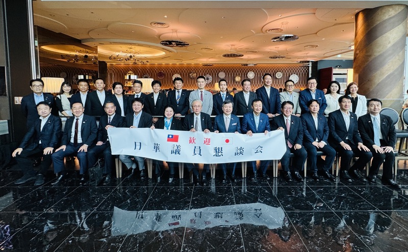日華議員懇談會（日華懇）會長古屋圭司（前排中）上午率團赴台參加114年雙十國慶，今年共有28名成
員訪台。