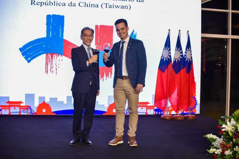 慶祝中華民國114年雙十國慶，駐巴西代表處7日晚間在Villa Rizza宴會場地舉辦國慶酒會，駐巴西代表廖志賢（左）與巴西國會友台小組主席聯邦眾議員阿瑪拉（右）舉杯敬酒。
（駐巴西代表處提供）