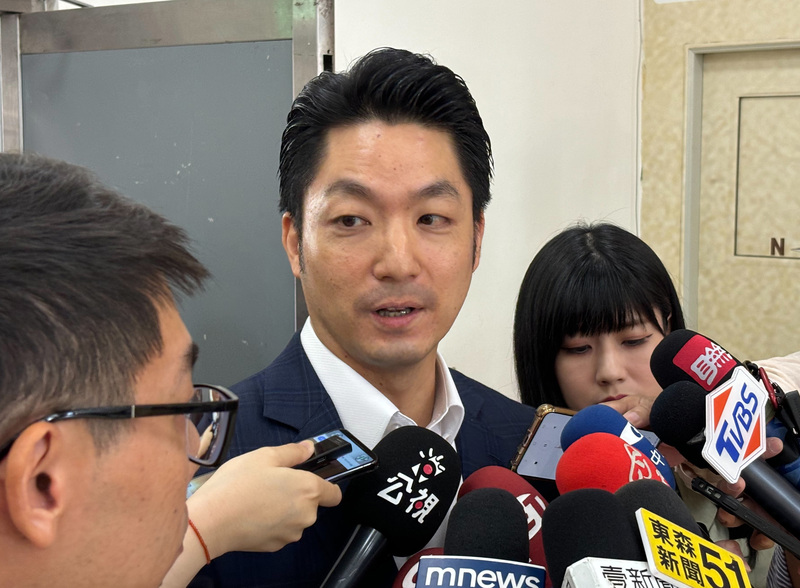 輝達（NVIDIA）原屬意將台灣總部設在北士科T17、T18基地，因用地取得卡關，正盤點其餘符合需求土地。台北市長蔣萬安（中）9日被媒體堵訪問及此事時表示，無論是誰的地，只要輝達在台北就是加分，將與中央一起努力。
