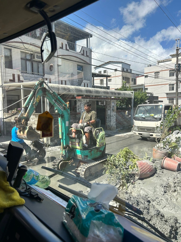 花蓮馬太鞍溪堰塞湖溢流釀災，桃園市挖土機行老闆林鴻森救災時受傷、引發敗血症死亡。圖為林鴻森在光復鄉災區救災身影。（家屬提供）