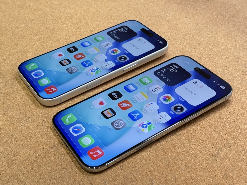 蘋果公司推出輕薄手機iPhone Air（右），配備6.5吋顯示器，更新頻率最高可達120 Hz，與iPhone 17系列同等級，圖左為旗艦機iPhone 17 Pro。
