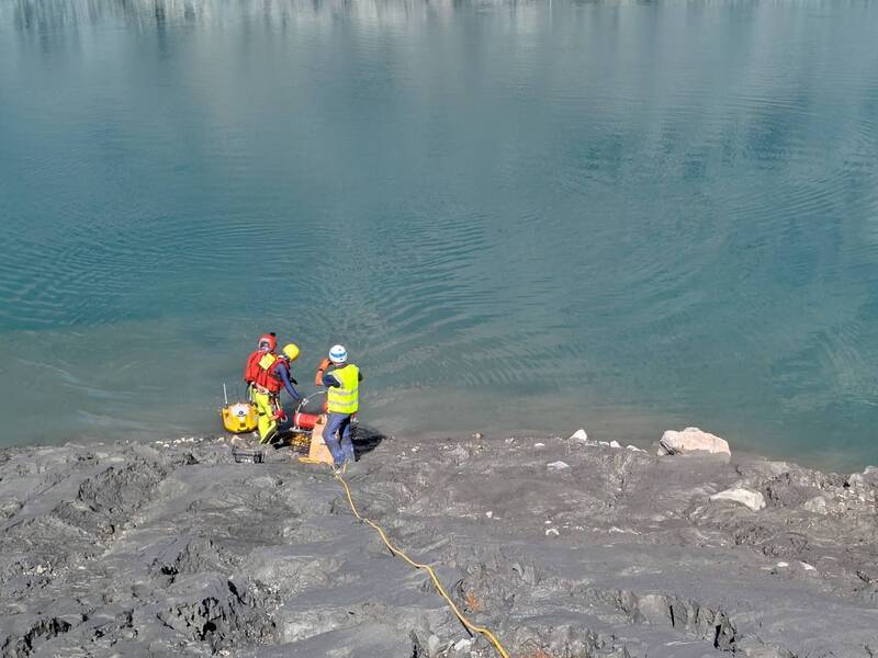馬太鞍溪堰塞湖11日測量後發現淤沙嚴重，最大水深約20公尺，蓄水量下修為155萬噸，蓄水量明顯降低。
