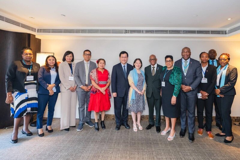 外交部長林佳龍（左6）伉儷9日設宴款待貝里斯總督察芙拉（左5）暨夫婿及聖露西亞總督查爾斯（右6）伉儷與訪團成員。（外交部提供）