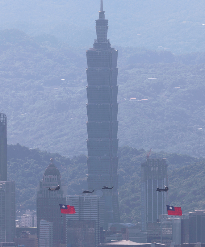 PD
雙十國慶　國旗機隊飛越台北市區上空（3）
雙十國慶大會10日盛大登場，國旗機隊吊掛巨幅國旗
飛越台北101大樓前。
中央社記者趙世勳攝　114年10月10日
