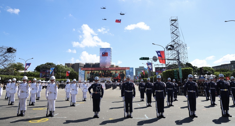 114年國慶大會10日在總統府前登場，1架CH-47SD契努克運兵直升機吊掛巨幅國旗，由2架UH-60M黑鷹直升機伴飛，越過總統府前方廣場上空。