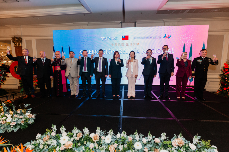 駐瓜地馬拉大使張俊菲（右5）與瓜國暫代理總統艾蕾拉（右6）、國會第一副議長狄加度（右4）、財政部長曼柯斯（右3）、衛生部長巴諾雅（左6）、瓜國代理外長拉米雷斯（右2）及僑務諮詢委員陳祖建（左2）、台灣商會會長邱錦富（左1）8日在國慶酒會上共同祝酒。
（駐瓜地馬拉大使館提供） 