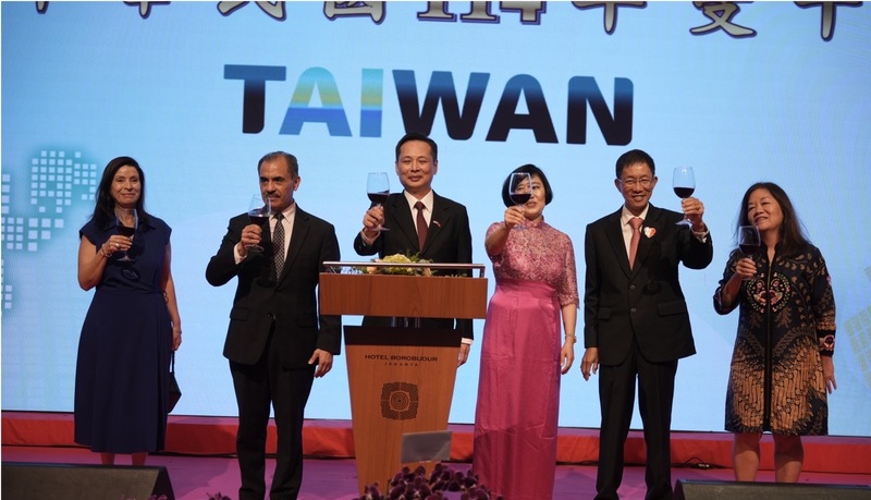 駐印尼代表處7日舉辦114年國慶酒會。駐印尼代表洪振榮（左3）與賓客舉杯，祝賀中華民國生日快樂。
（駐印尼代表處提供）