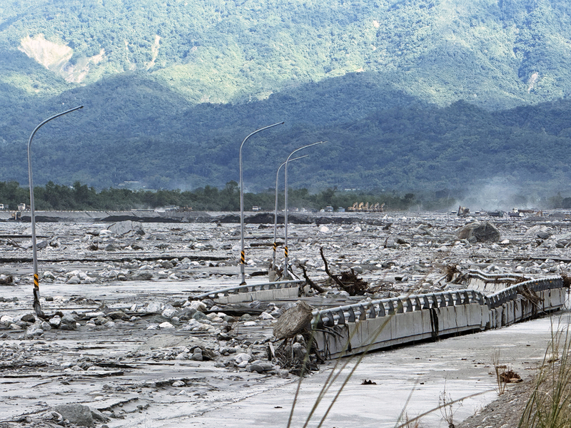 農村水保署11日澄清，花蓮分署是依契約辦理生態營，並非臨時舉辦，也未影響應變小組人力，未來辦活動會更謹慎。圖為花蓮馬太鞍溪橋遭堰塞湖溢流洪水沖斷後景象。