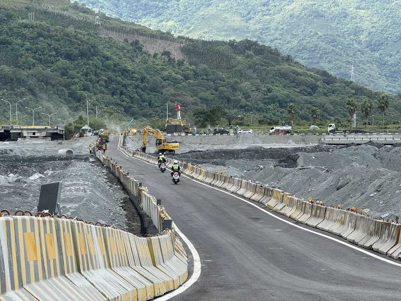 花蓮馬太鞍溪橋遭堰塞湖溢流洪水沖斷，經過連日搶修，涵管便道10日下午3時提前通車。

