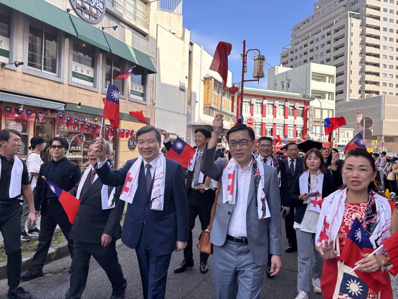 慶賀中華民國114年國慶，留日橫濱華僑總會10日在
橫濱舉辦表演及遊行，場面盛大。駐日代表李逸洋
（中）、駐橫濱分處處長范振國（右2）參與遊行。

