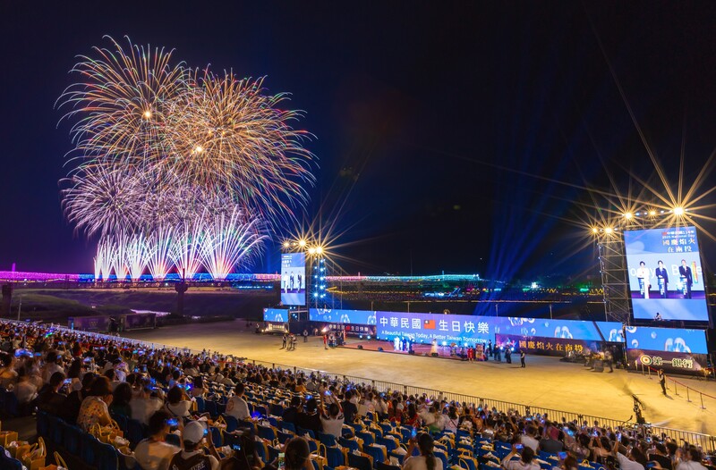 國慶焰火在南投，10日晚間盛大登場，施放焰火4萬3千發，時間長達40分鐘。（南投縣政府提供）

