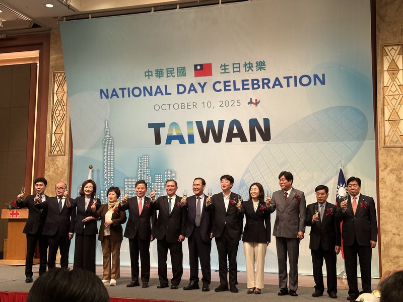 駐韓國台北代表部10日在首爾樂天飯店舉辦中華民國114年國慶酒會，代表丘高偉（左6）與台韓貴賓一同舉杯慶祝。
